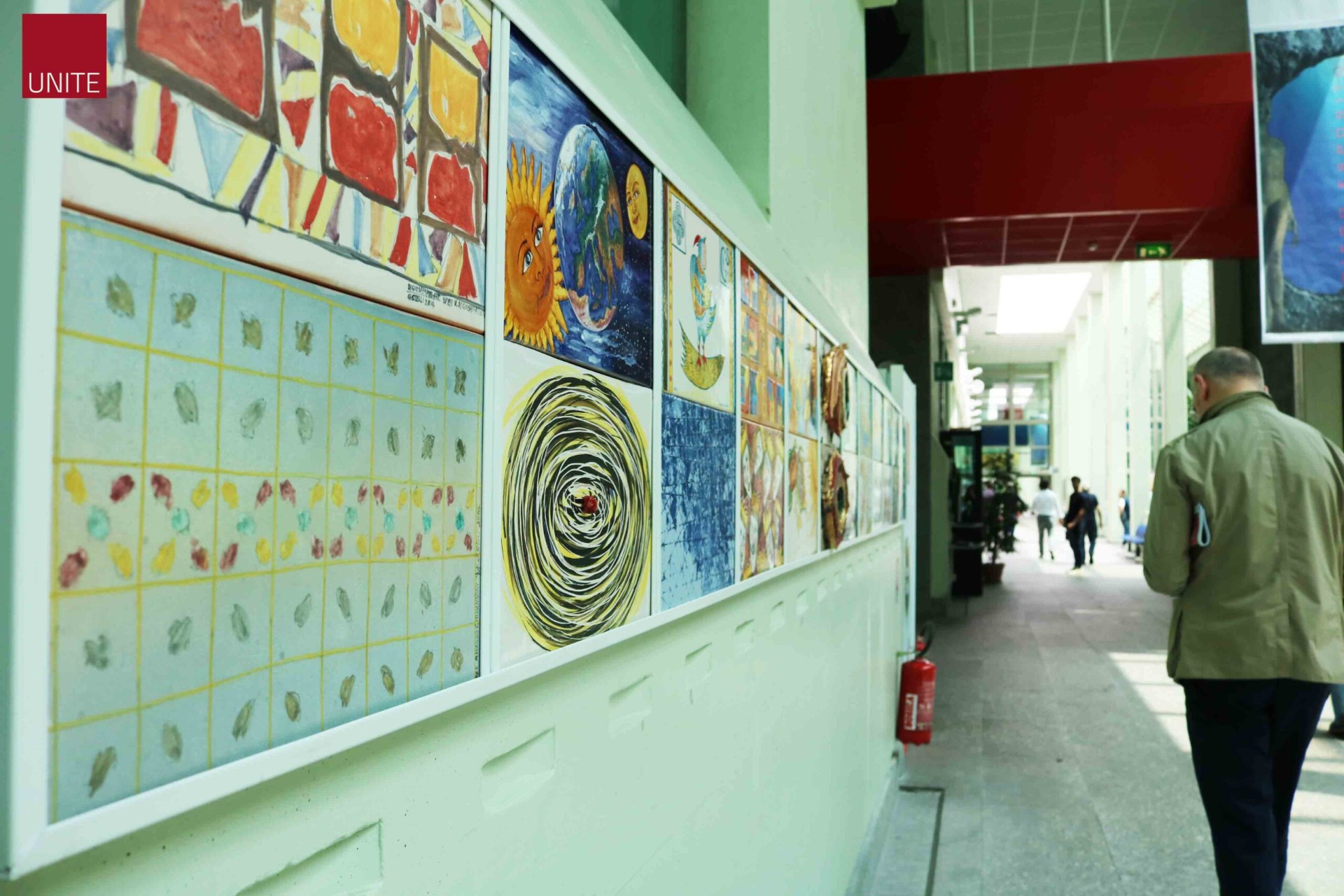 Corridoio espositivo con opere in ceramica del "Cielo d'Italia" — CSG UniTeM — Università degli Studi di Teramo