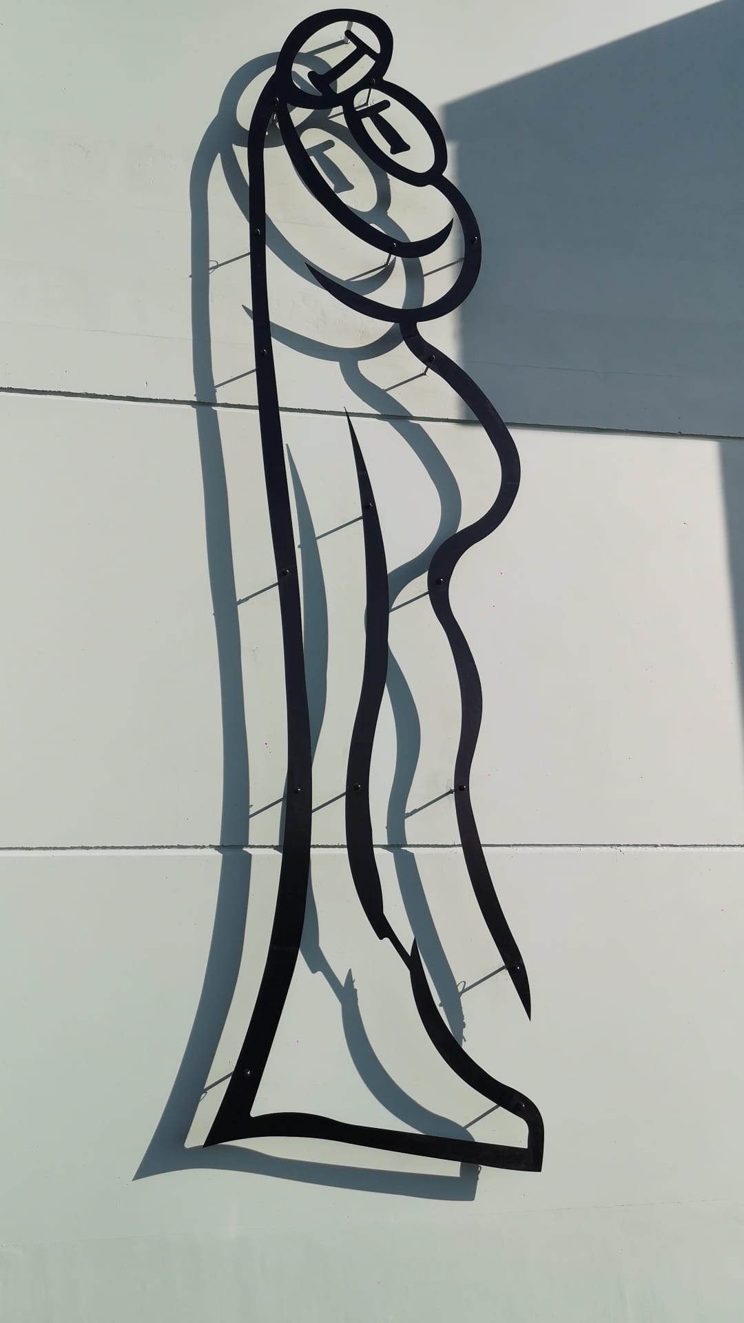 Alejandro Marmo, L'abbraccio (El Abrazo), 2020 — lamiera di acciaio sagomata, 400x100 cm — CSG UniTeM — Università degli Studi di Teramo