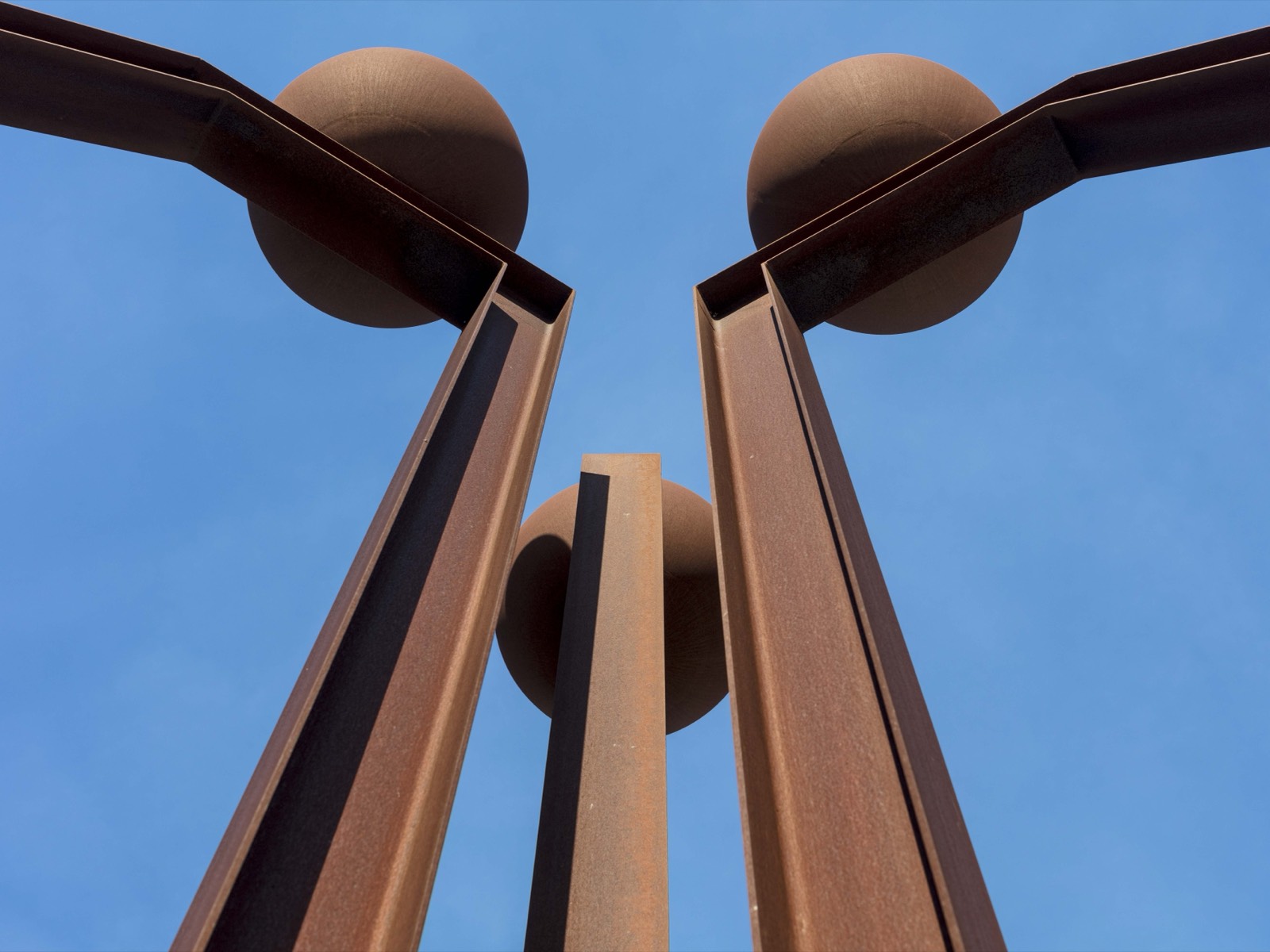 Eliseo Mattiacci, Tre sfere (2006) — Campus Folcara — © laboratorio Museo Facile / DLF UNICAS